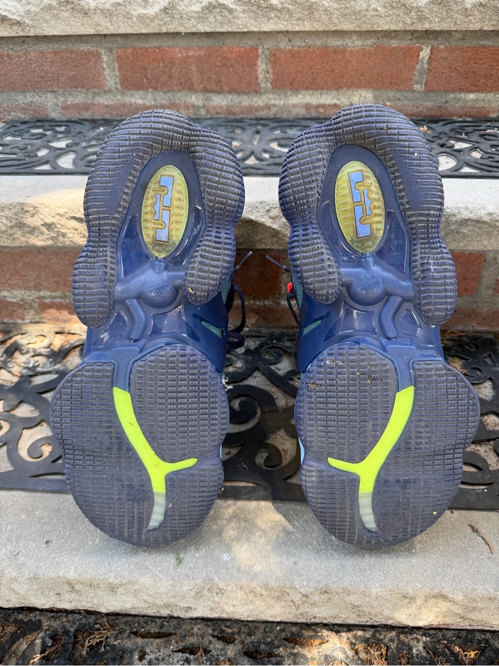 Nike LeBron 19 fast food reverse colorway - Picture 4 of 4